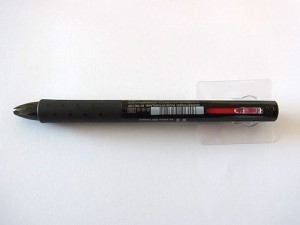 セブンイレブンの3色油性ボールペン