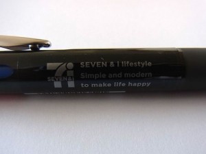 セブンイレブンの3色油性ボールペン