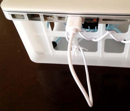 MacBookのUSBポートに扇風機を接続