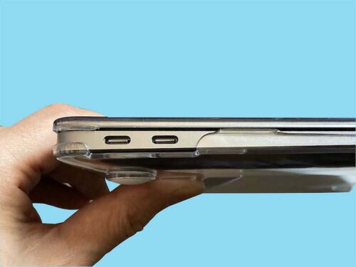 透明カバーをつけたMacBook Airの側面